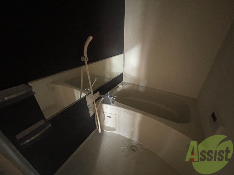 バス・シャワールーム　落ち着いたデザインの浴室。ゆったりできそうです。