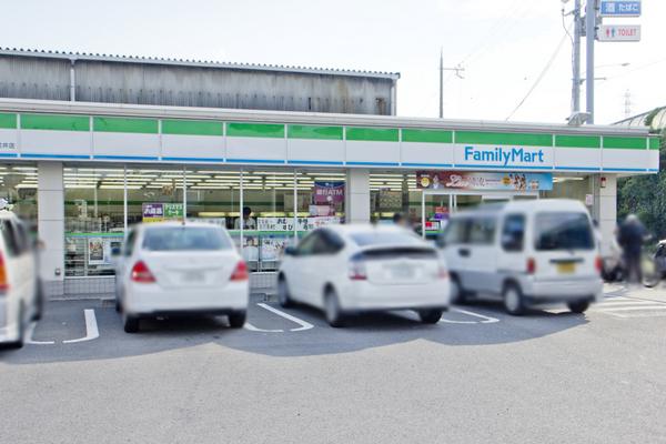 コンビニ　ファミリーマート向日南淀井店（コンビニ）まで216m