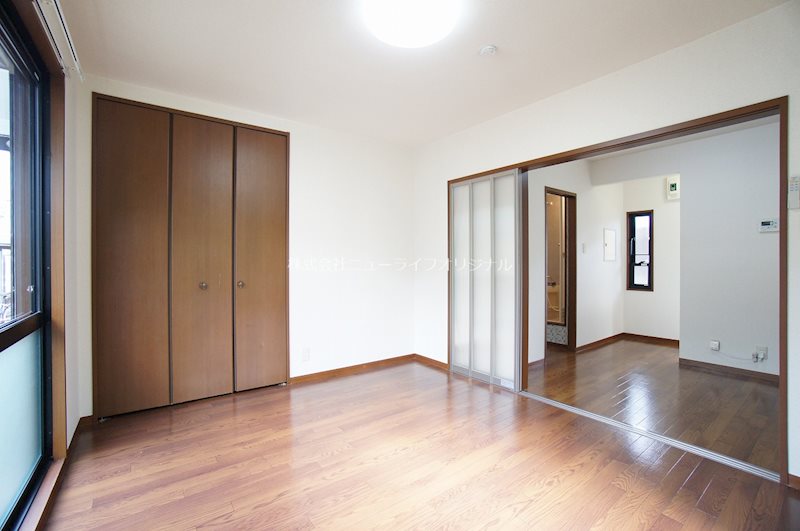 その他部屋・スペース　洋室は窓が2面あるので通風・日当たり良好です。