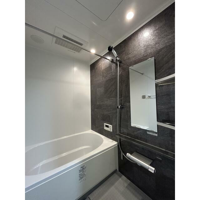 バス・シャワールーム　嬉しい追い焚き・浴室乾燥機付きです♪