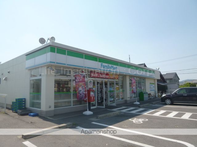 コンビニ　ファミリーマート（コンビニ）まで570m