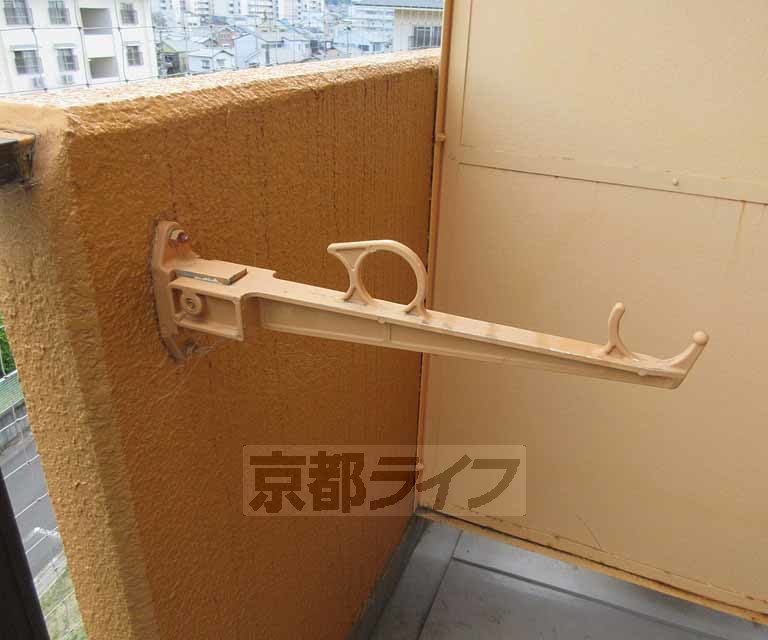 バルコニー　物干し竿かけ