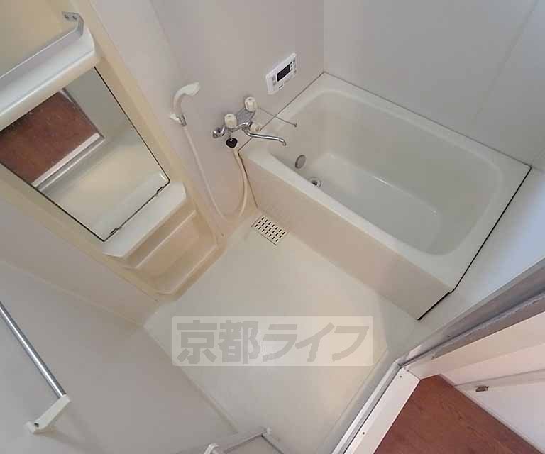 バス・シャワールーム　広いバスルームです。