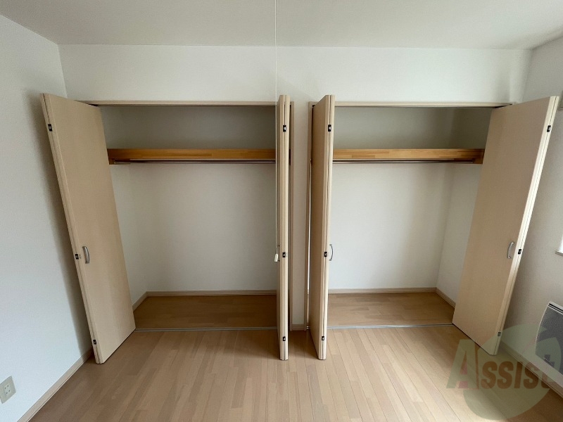 収納　こちらの収納にはハンガーをかけて服もしまえますね。