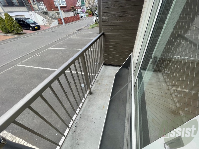 バルコニー　バルコニーです。洗濯物を干すもよし、一息つくもよしですね。