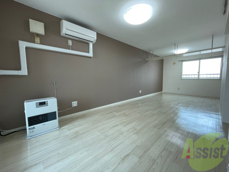 居室・リビング　アクセントクロスがお洒落なお部屋になっています！