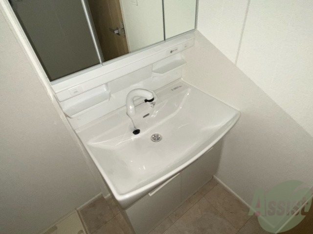 洗面設備　毎日の身だしなみはこちらで、洗面化粧台です