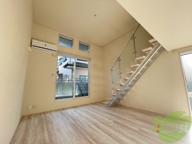 居室・リビング　９帖のロフト付きの洋室です。広々としていますね。