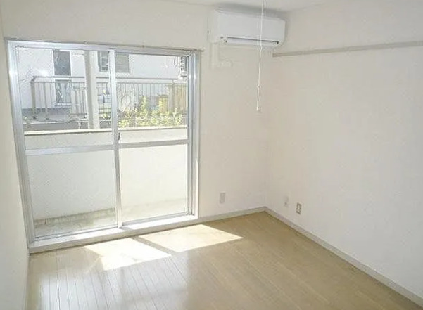 居室・リビング　別部屋の写真を使用しております。