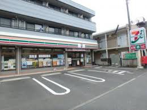 コンビニ　セブンイレブン（コンビニ）まで247m