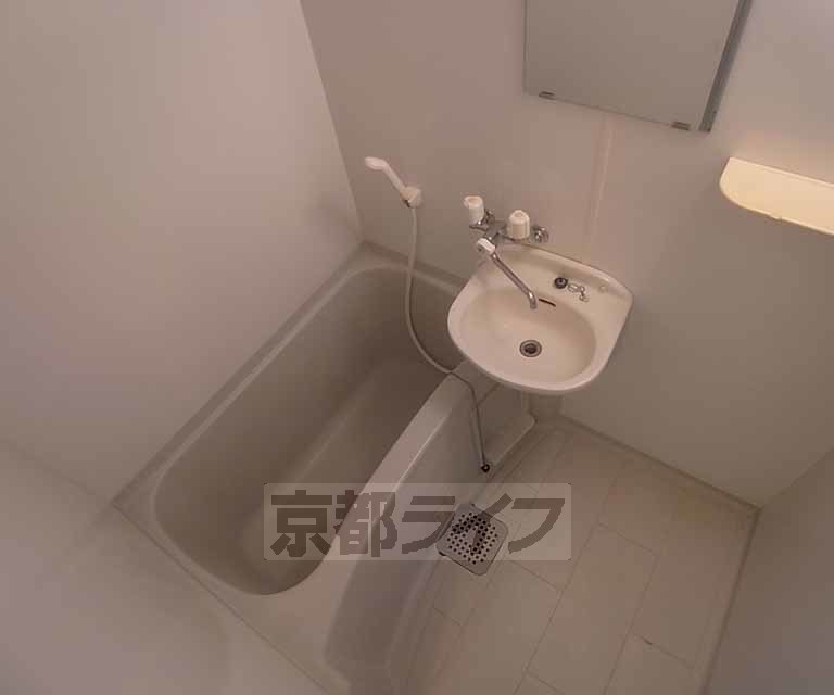 バス・シャワールーム　洗面付きの浴室です。