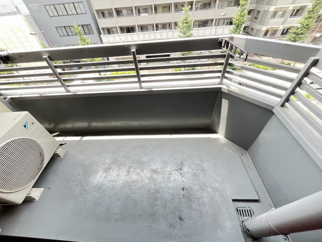 バルコニー　暖かな日差しのふりそそぐバルコニー