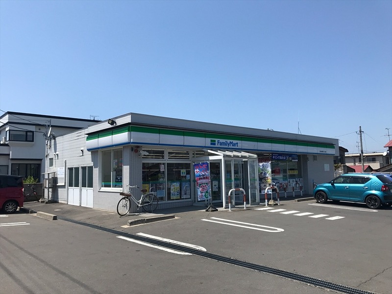 コンビニ　ファミリーマート 弘前桔梗野三丁目店（コンビニ）まで215m