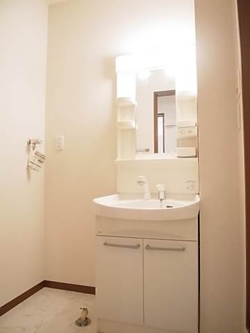 洗面設備　シャワー付きの洗面化粧台♪