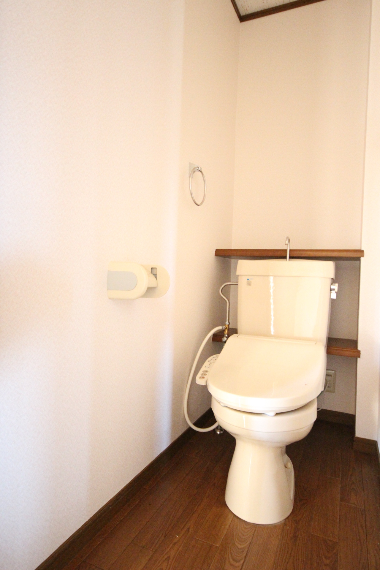 トイレ　洗浄機能付き便座でいつも清潔に保てます