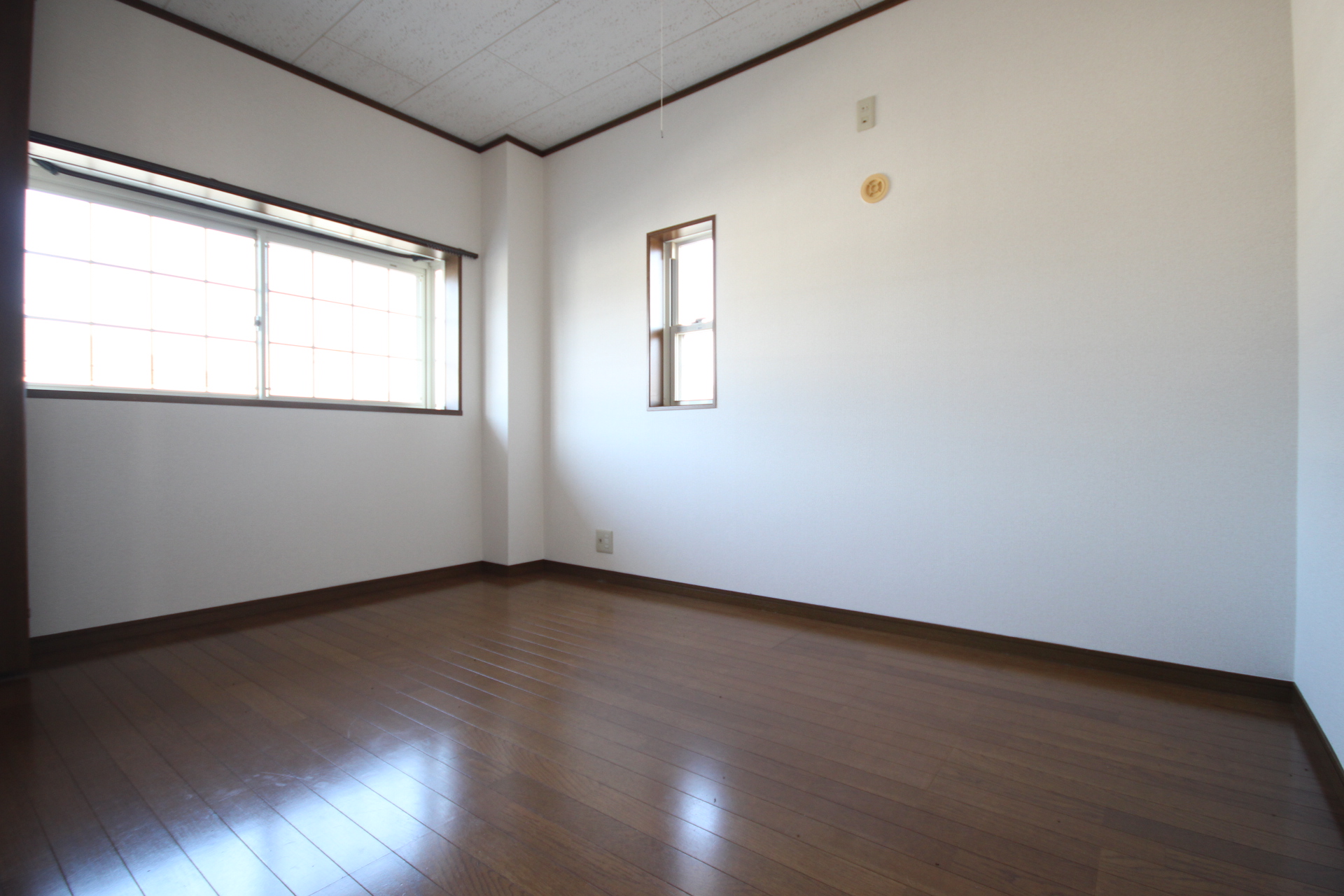 その他部屋・スペース　北側の洋室も窓が大きく明るく過ごせます