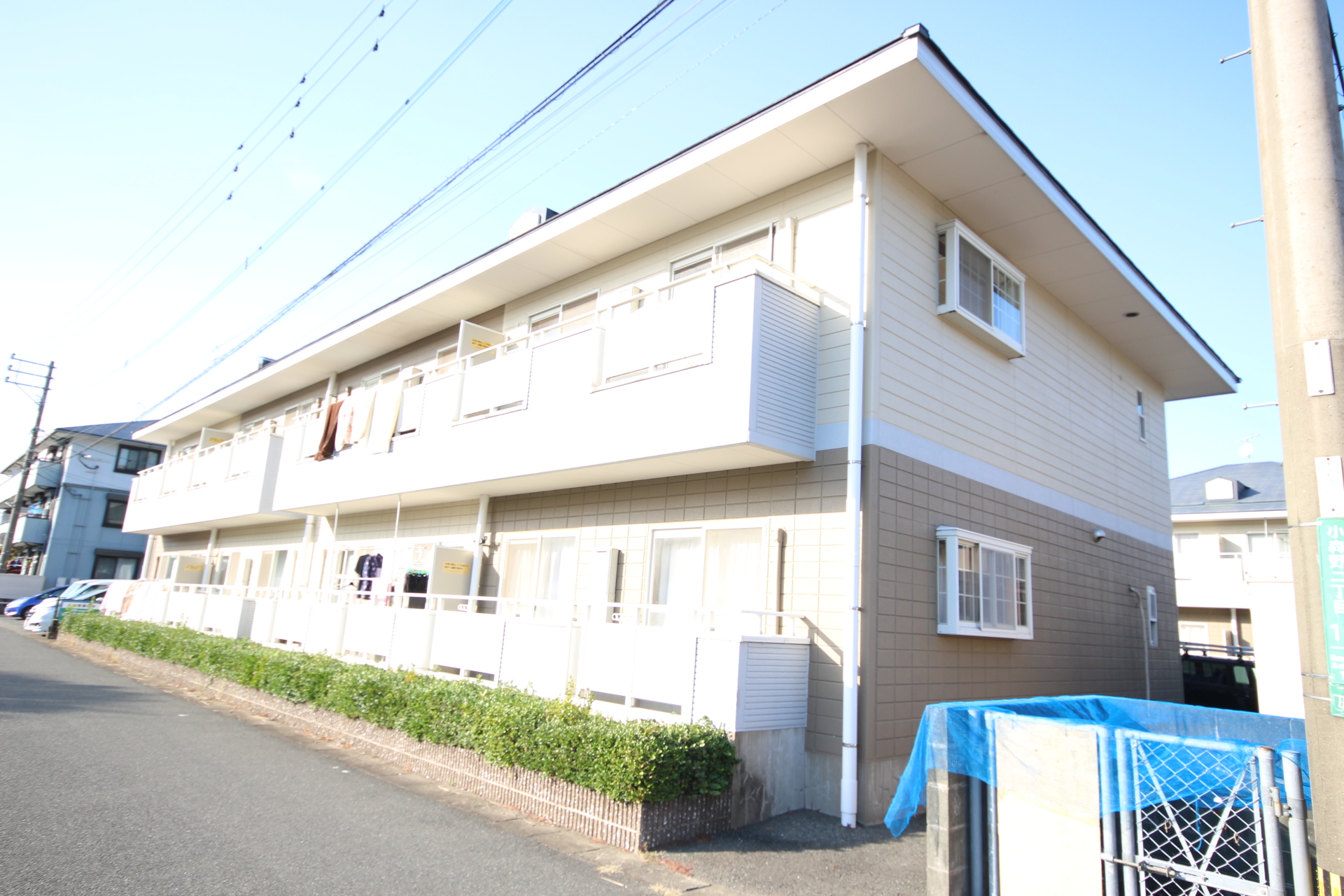 建物外観　南面道路で日当たり良好です。