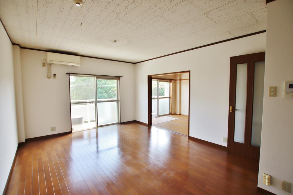 居室・リビング　明るいリビングでおくつろぎください。