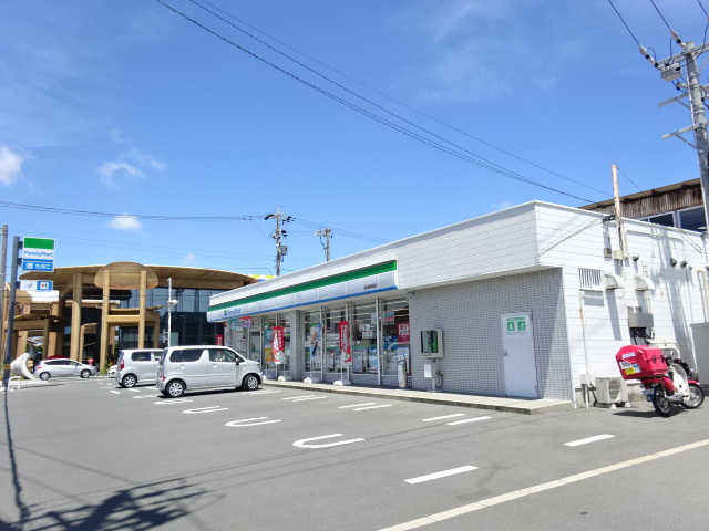 コンビニ　ファミリーマート（コンビニ）まで700m