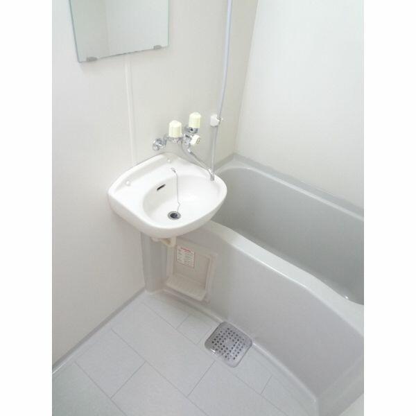 バス・シャワールーム　コンパクトで使いやすいお風呂です