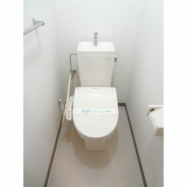 トイレ　落ち着いた色調のトイレです