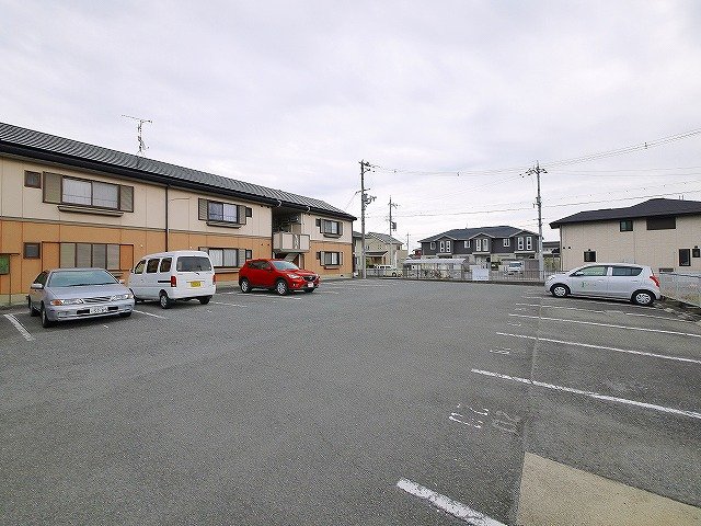 駐車場　駐車場があるので、車を買う予定の方も安心です