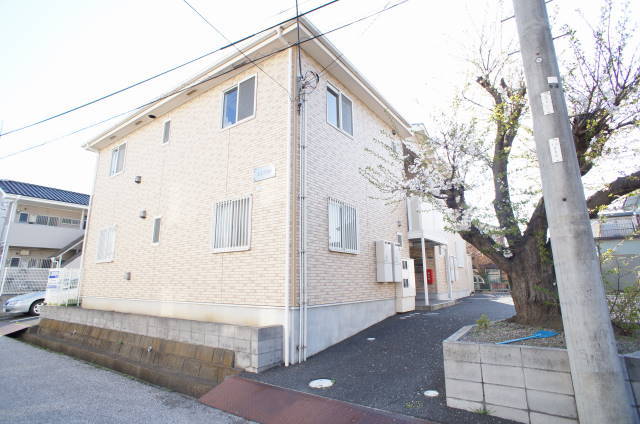 エントランス　敷地内に桜咲いてきれいですよ