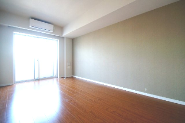 居室・リビング　落ち着いた色合いの床材を使用した居住空間