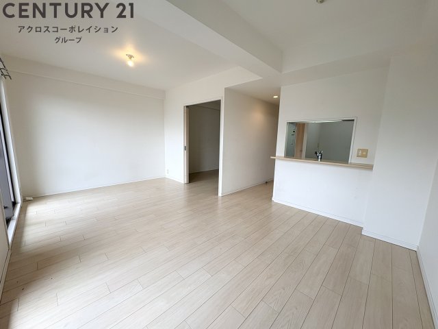 居室・リビング　床色が明るい色合いでとても綺麗です☆