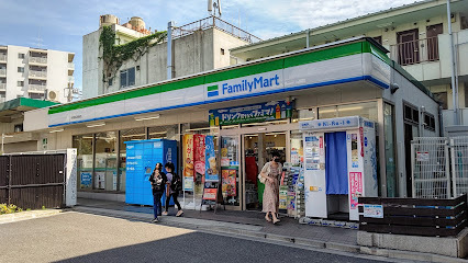 コンビニ　ファミリーマート 大田区雑色駅前店（コンビニ）まで307m