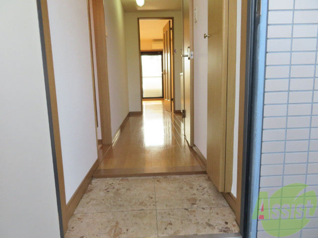 玄関　玄関からも陽の光が見えて、気持ちが良いですね。