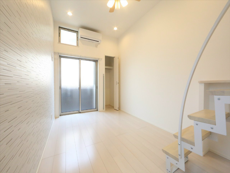 バルコニー　洋室6.3帖　上段ロフト5.7帖（収納にも寝室にも使えます）