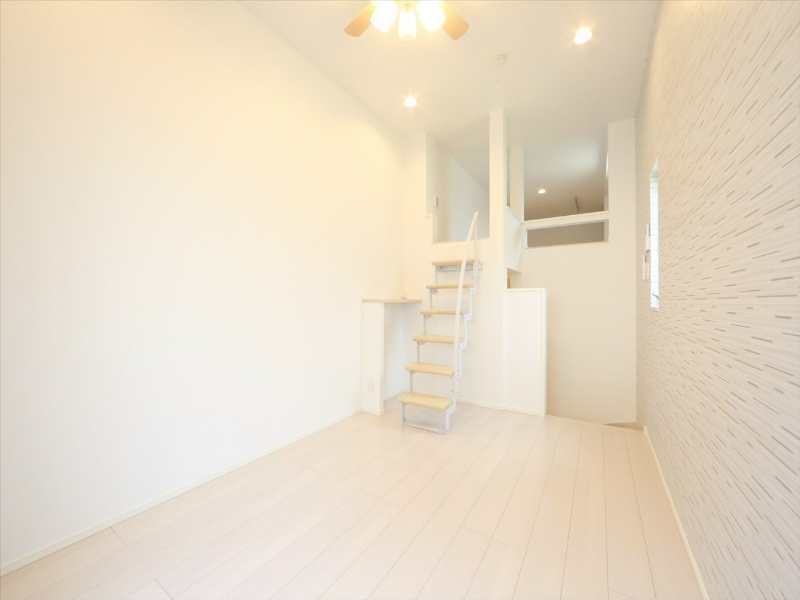 居室・リビング　洋室6.3帖　上段ロフト5.7帖（収納にも寝室にも使えます）