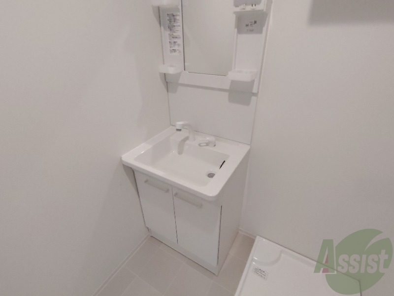 洗面設備　洗面台はシャワーノズルも付いて便利に活用できます