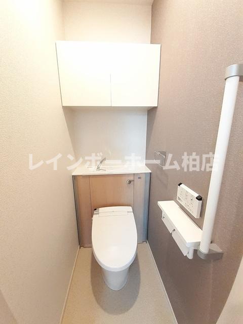 トイレ　収納スペースがあります