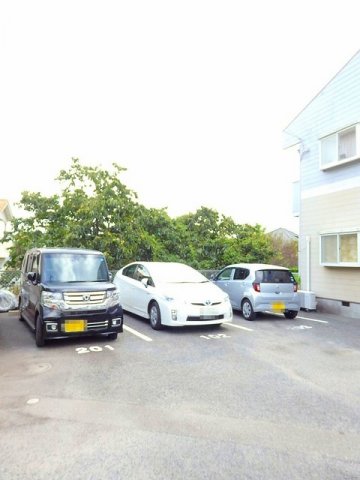 駐車場　駐車場があるので、車を買う予定の方も安心です