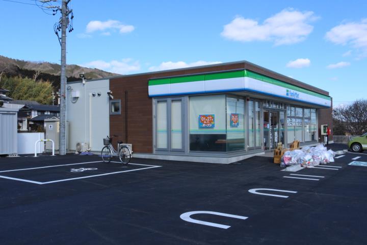 コンビニ　ファミリーマート（コンビニ）まで943m