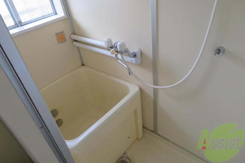 バス・シャワールーム　お風呂はコンパクトなタイプ。シャワーが付きもイイ感じ。