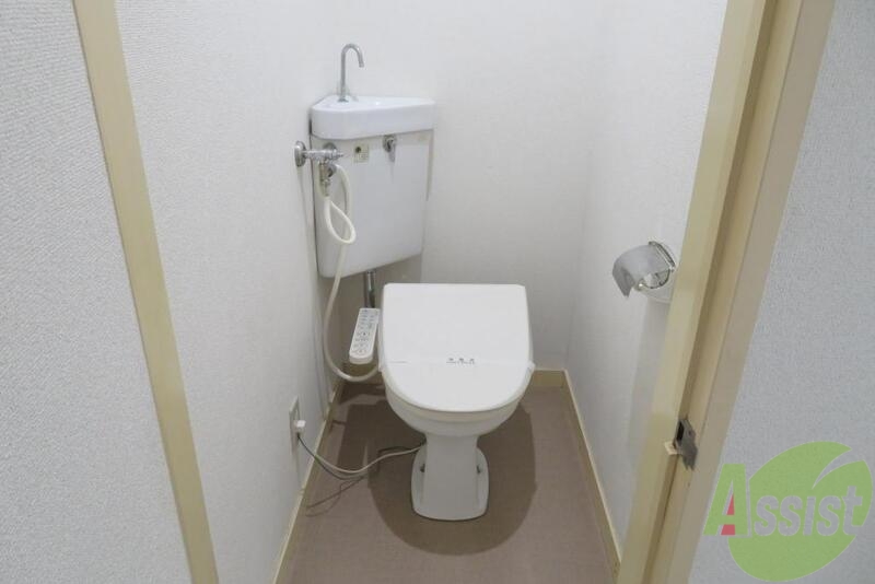 トイレ　トイレはほどよい広さに温水付きで落ち着きます。