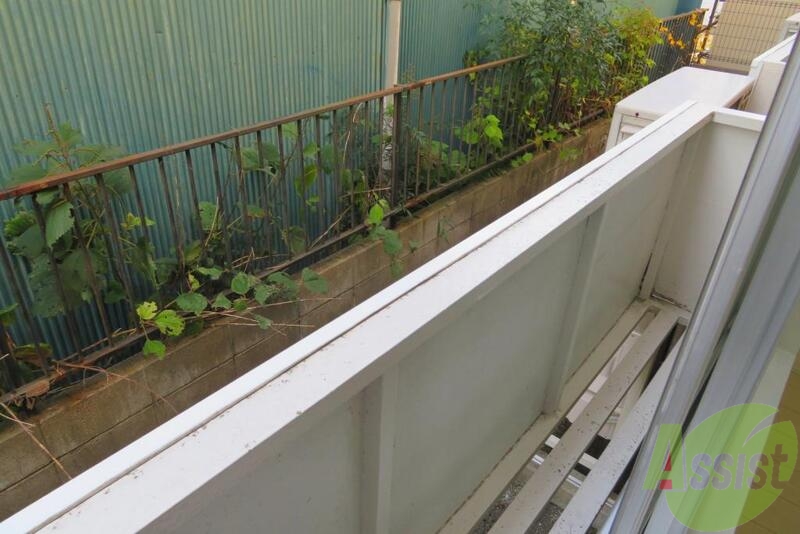 バルコニー　バルコニーは歩くことは難しそうですが洗濯物は干せそうです。