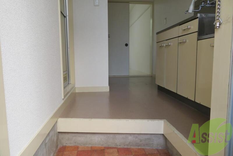 玄関　玄関からは見るとスペースもあって物はｈが置きやすそうですね。