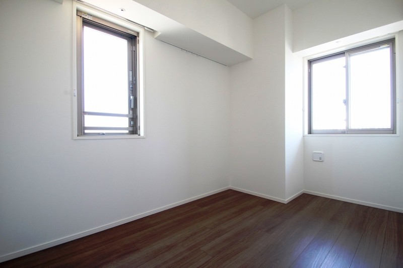 その他部屋・スペース　５帖のベッドルームは２面採光