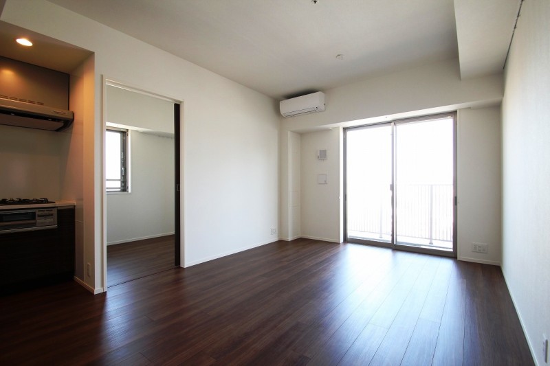 居室・リビング　アクセントクロスが映えるリビング