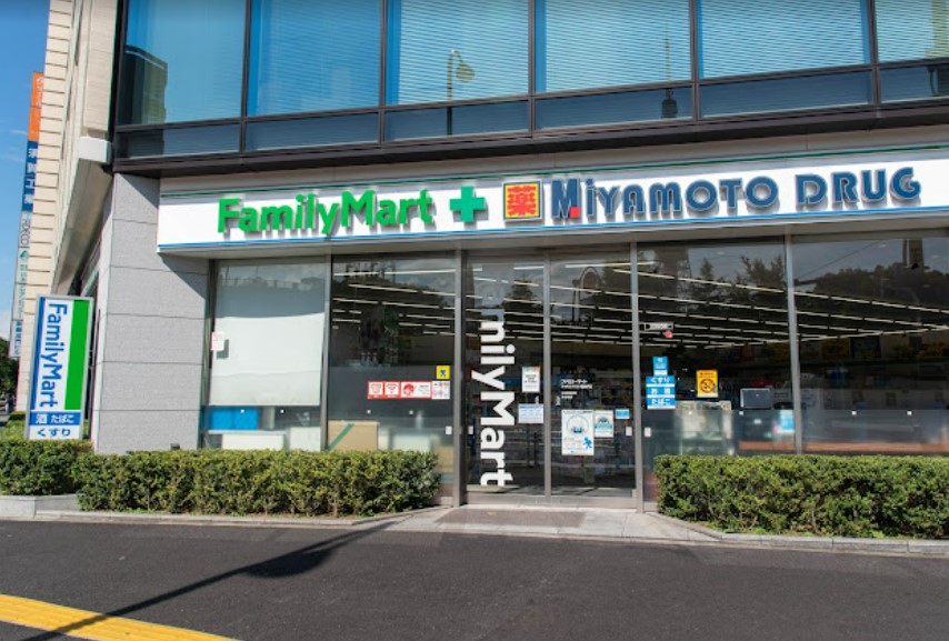 コンビニ　ファミリーマート ミヤモトドラッグ御成門店（コンビニ）まで393m