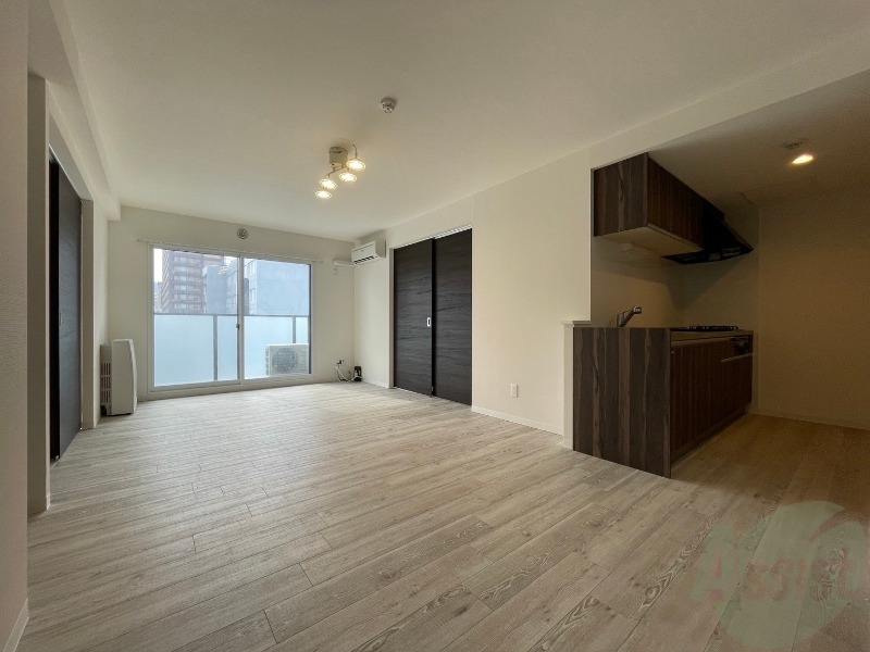 居室・リビング　リビングです。木目のフローリングが落ち着きますね。