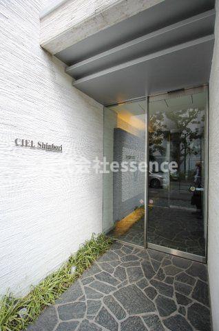 エントランス　弊社ではオンライン対応・現地対応可能です♪