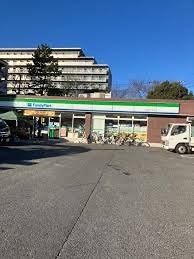 コンビニ　ファミリーマート 赤羽西六丁目店（コンビニ）まで302m
