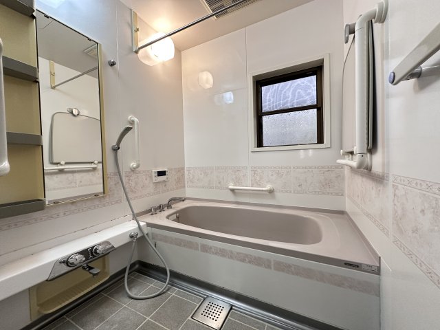 バス・シャワールーム　追い焚き機能付き浴室