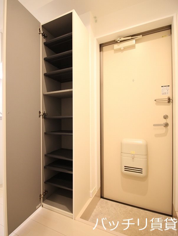 玄関　同型タイプの為、現状を優先致します。