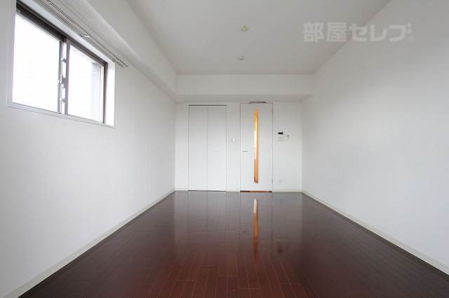 その他部屋・スペース　広めのお部屋、小さな窓が嬉しいです。